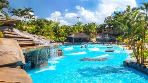 turis-thermas-imagem-galeria-atracoes-thermas-water-park-piscina-de-ondas-65b69ee1c47a3_1.webp